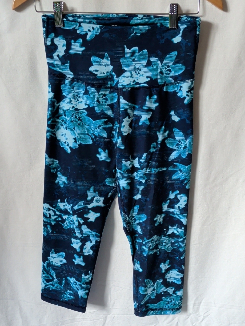 Old Navy Active Go Dry Blue Floral Capri Leggings
